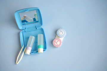 Ophthalmic set for rigid contact lenses on a blue background.