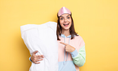 < mixto . pajamas and pillow concept