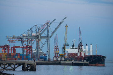 Obraz premium cranes in port