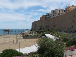 Obraz premium walkway of Trabucco, the ancient fishing machine in the sea, along the city walls the Swabian Castle in Termoli