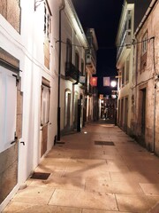 Fototapeta na wymiar Iluminación nocturna en una calle de Vilalba, Galicia