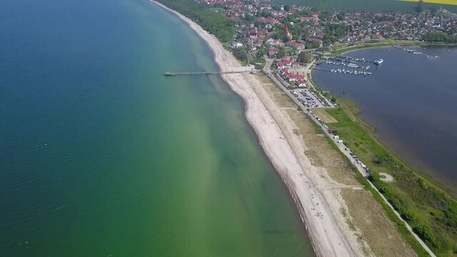 Überflug und eine Luftbildaufnahme vom Strand und Ostseebad rerik. Türkieses Wasser, Sonne, sonnenuntergang, 