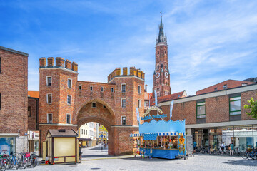 Obraz premium Ländtor und Stiftsbasilika Sankt Martin, Landshut, Bayern, Deutschland 