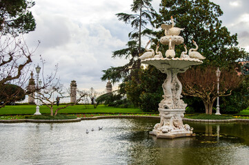 Obraz premium Main entrance pond of Dolmabahçe Palace.