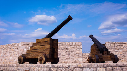 Kanonen auf Kalksteinfestung