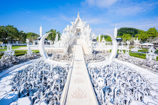 Wat Rong Khun Images - Những hình ảnh về Wat Rong Khun sẽ khiến bạn say mê. Từ kiến trúc độc đáo và tường chắn thủy tinh đầy sáng tạo, bạn sẽ có những cái nhìn đẹp nhất về một trong những đền đẹp nhất thế giới.