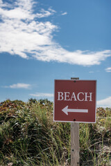Obraz premium Beach sign with an arrow pointing toward the beach 
