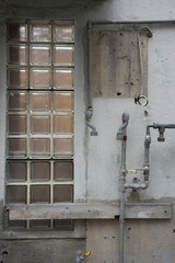 古びた壁とガラスブロック