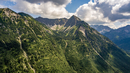 Sch&ouml;ne Bergpanorama im Sonnenuntergang oder sonnend&auml;mmerung, schnee bedeckte berge im sommer, wolken, eindrucksvolle aussicht 
