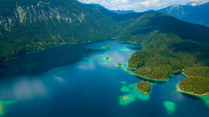 Vilsalpsee, wunderschöner Bergsee mit inseln und ein schönes Ausflugsziel aus der Luft - von oben fotografiert, 