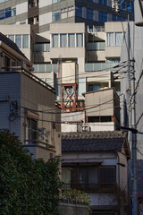 民家やビルが折り重なるように建ち並ぶ　東京、六本木4丁目の街の風景