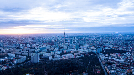 Berliner fernsehturm fotografiert im sonnenuntergang soadss die City von berlin abgebildet ist 