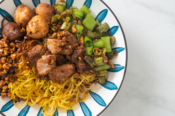 dried egg noodle with pork and meatball