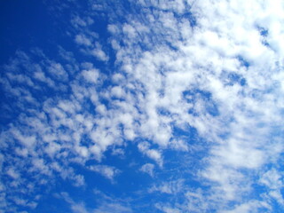 秋の千切れ雲のある大空風景