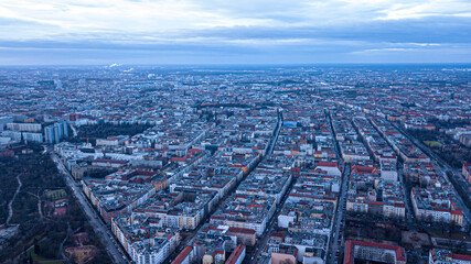 Luftbildaufnahme von berlin Prenzlauer Berg eine Großstadt mit alle ihren gebäuden und straßen zu sehen. © Patrick