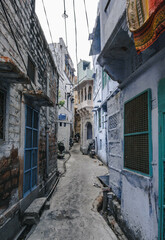 Narrow streets of the blue city of India Jodhpur (Jodhpur)