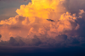 Fototapeta premium Wolkenpanorama in orange zum sonnenuntergang 