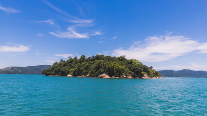 Obraz premium Island under blue sky in blue sea