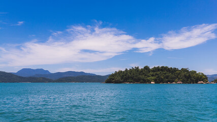 Obraz premium Island under blue sky in blue sea