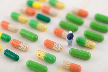 Miniature creative different kinds of diet pills and obese people