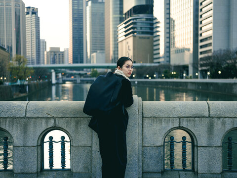 日本の橋で振り返る女性