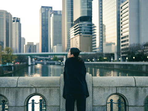 日本の都会で遠くを見る女性