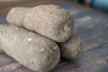 Obraz premium fresh raw nigerian yam tubers on dipslay