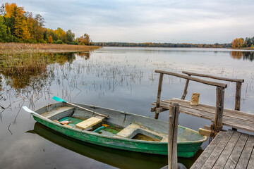 Obraz premium An old wooden pier on the shores of Lake Vuoksa with boats tied to it.