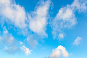 Obraz premium 白い雲が浮かぶ冬の青空