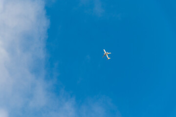 青い空と白い飛行機