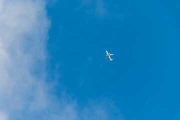 青い空と白い飛行機