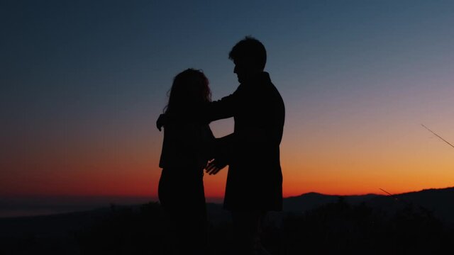 Silhouette di una coppia al tramonto per san Valentino