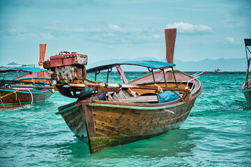 Obraz premium Thai traditional Long tail boats resting on the shores of the magical island Koh Lipe