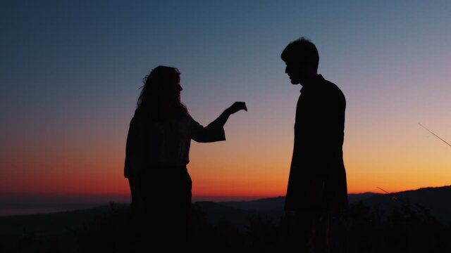 Silhouette di una coppia al tramonto per san Valentino
