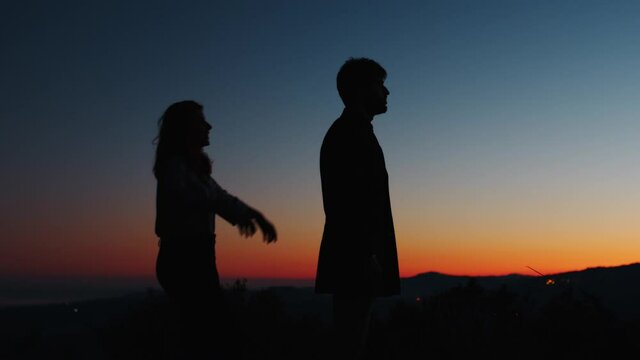 Silhouette di una coppia al tramonto per san Valentino