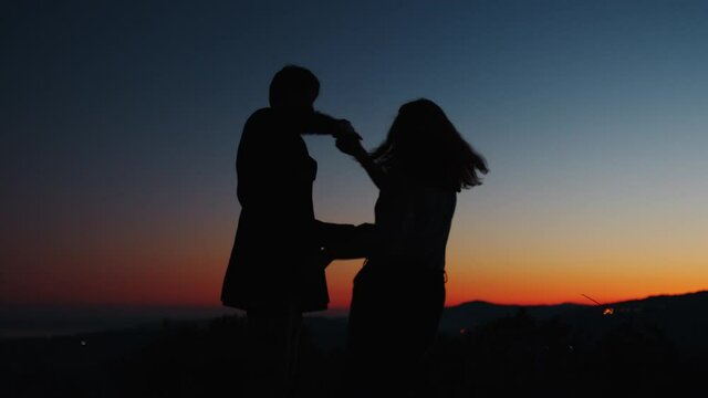 Silhouette di una coppia al tramonto per san Valentino