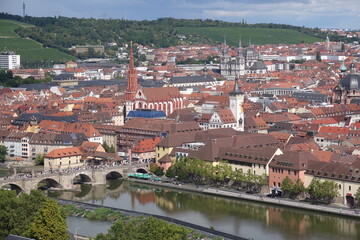 Fototapeta na wymiar Main und Altstadt in Würzburg