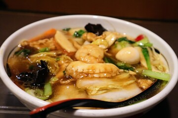 日本の飲食店の五目餡かけラーメンのクローズアップ