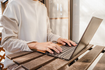 ビジネス用　家でパソコン作業をする女性