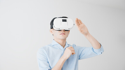 スワイプをする若い男性　VRイメージ