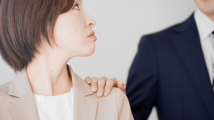 肩を触られるビジネスウーマン　セクハライメージ © aijiro