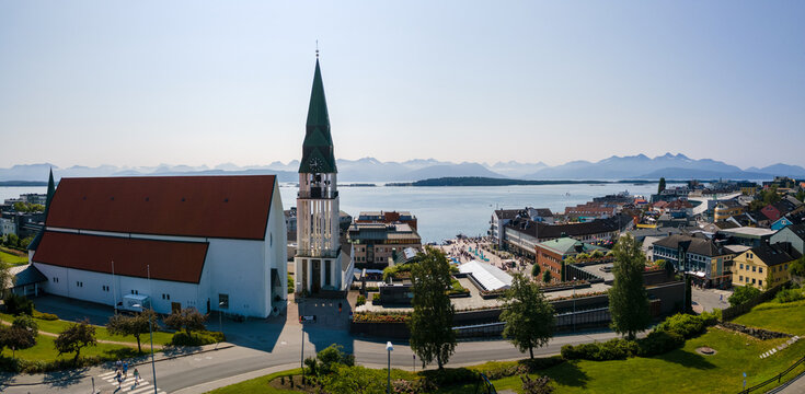 Centre of Molde on a sunne day.
Molde sentrum p&aring; en solskinnsdag.
