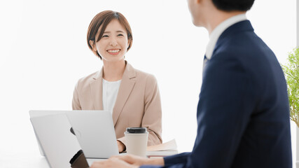 Obraz premium 仕事をするビジネスマンとビジネスウーマン 