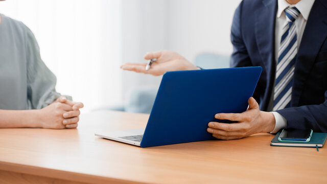 保険の営業をするビジネスマン