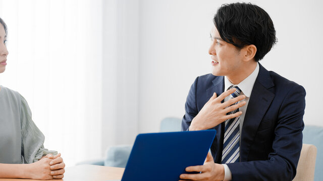 保険の営業をするビジネスマン