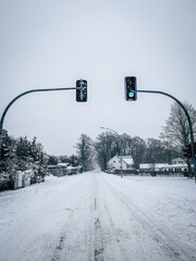 Eine zugeschneite Strasse in Deutschland