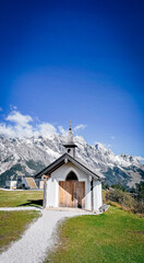 Fototapeta na wymiar Eine kleine Kapelle in den Bergen