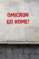 omicron go home an hauswand gesprüht