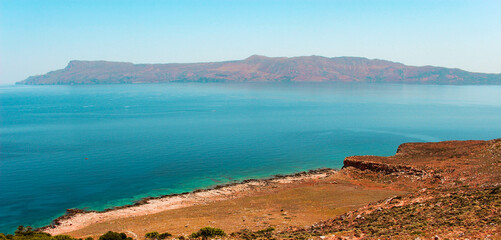 Vue sur la mer entre deux montagnes