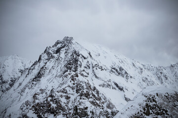 Fototapeta na wymiar 冬の西穂高岳から見る奥穂高岳方面